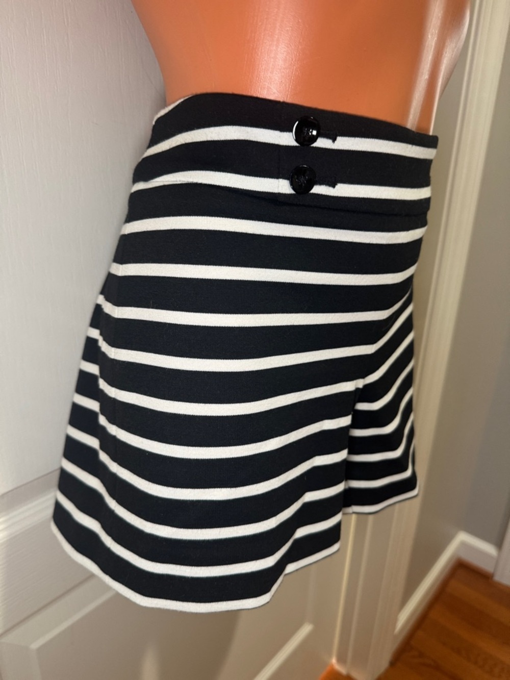 WHBM Ponte Knit Black White Stripe Sailor Shorts Mid Rise Side Zip Sz 2 EUC $68 - Picture 3 of 10